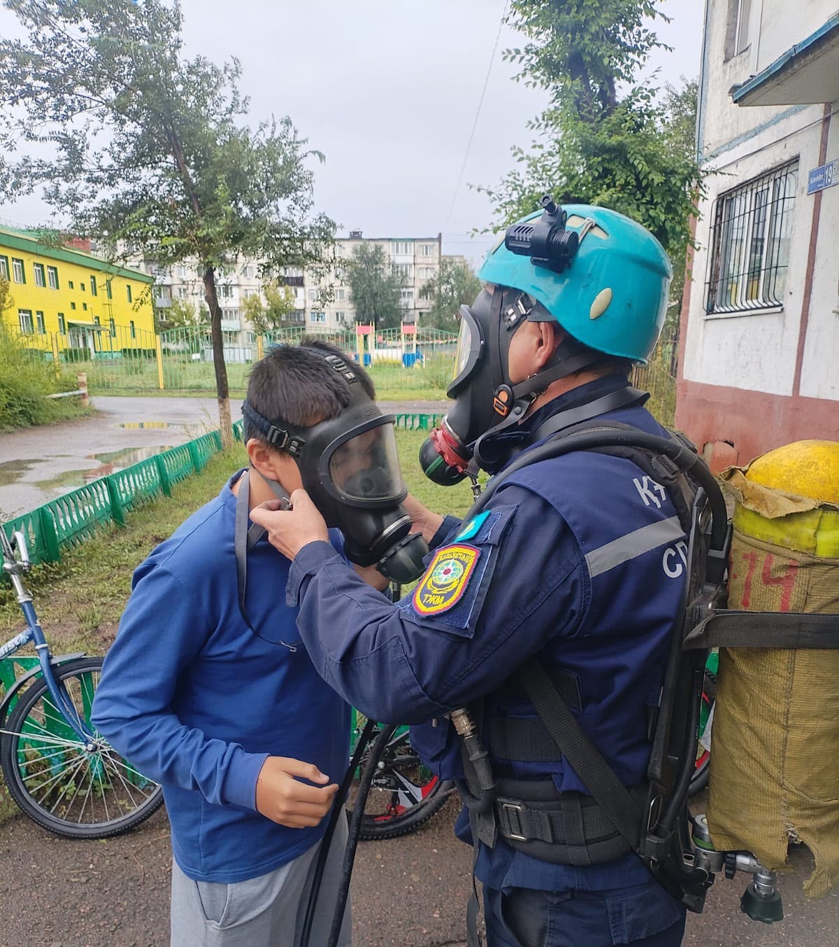 Екібастұзда пәтердегі өткір химиялық иіске байланысты жасөспірімдерге құтқарушылардың көмегі қажет болды
