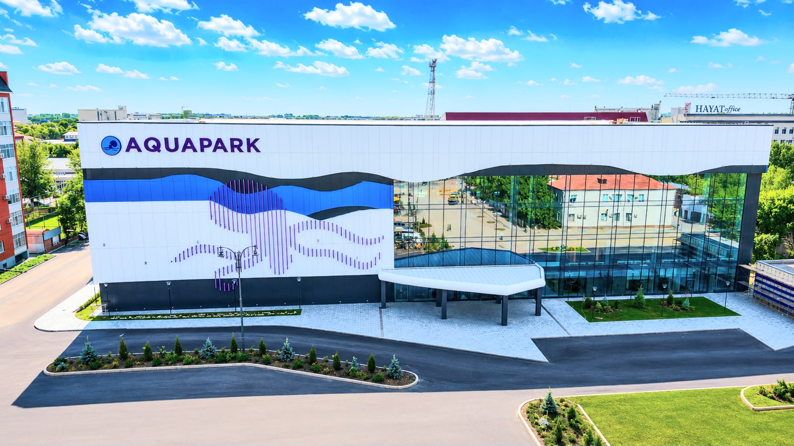 Көршілес аумағы абаттандырылған "Сегізаяқ" аквапаркінің заманауи екі қабатты ғимараты