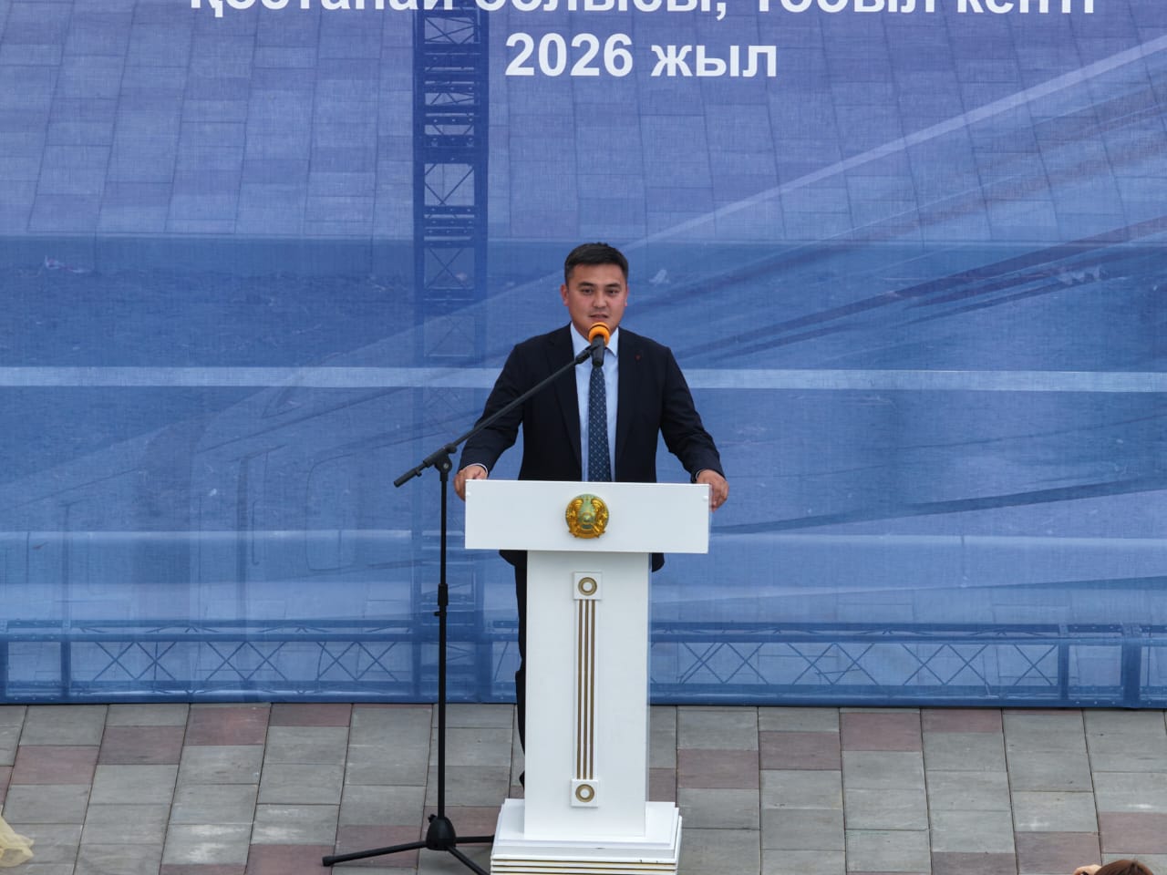 Қостанай облысы әкімінің орынбасары Таңжарықов Берік Қуанышұлы сахна аясында құттықтау сөз сөйлейді