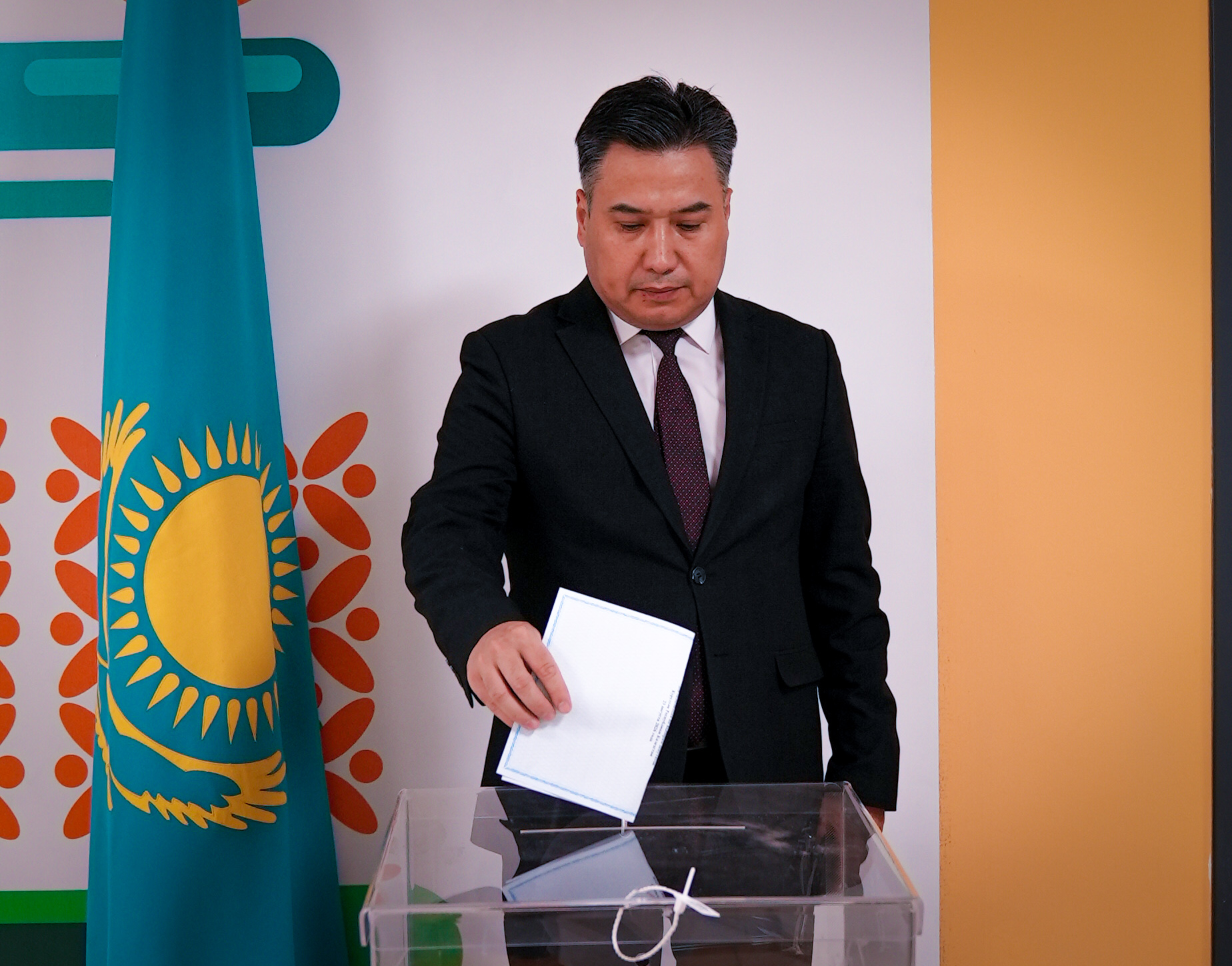 Қазақстан Республикасының Еңбек және халықты әлеуметтік қорғау министрі Асқарбек Ертаев Астана қаласындағы №248 сайлау учаскесінде дауыс берді