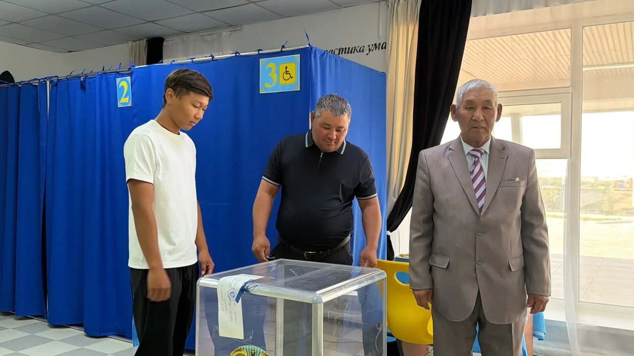 Мақат ауданында ата, әке және немересі келіп дауыс берді