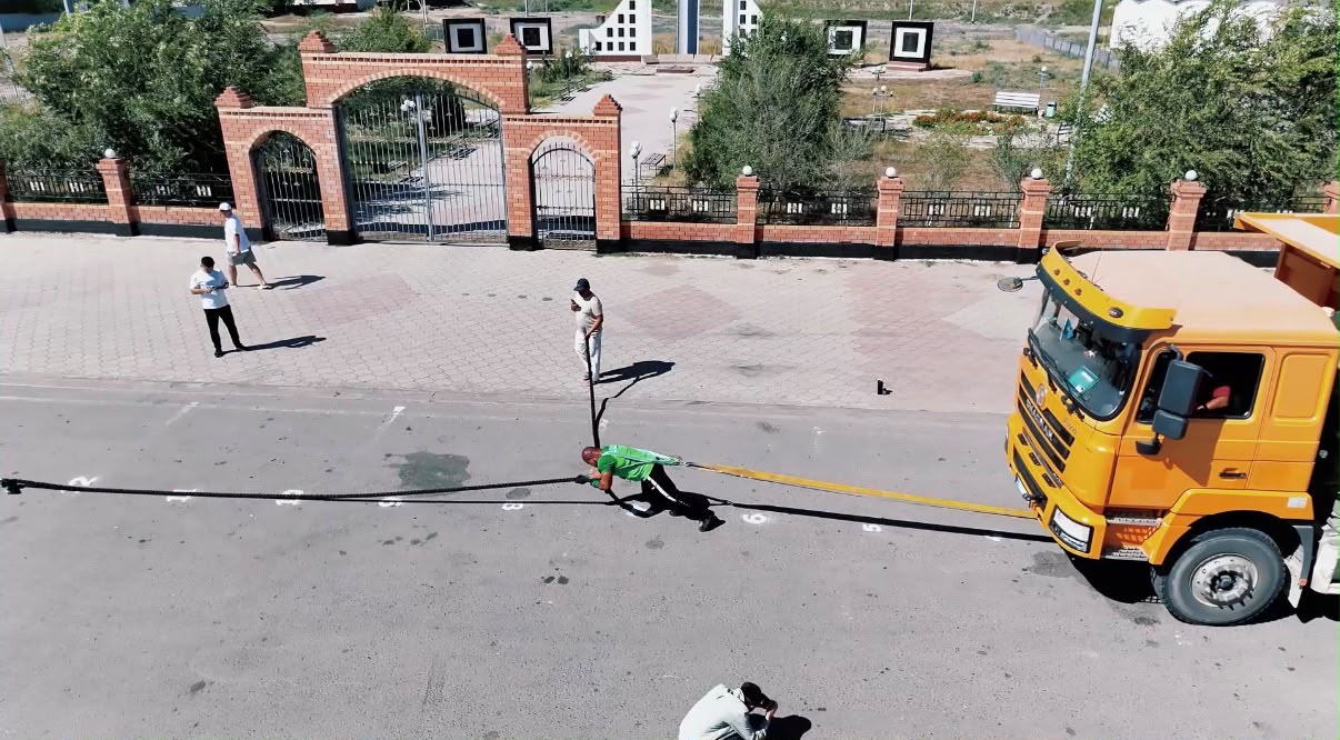 Атыраудың күші: рекордсмен сайлау учаскесі алдында КАМАЗ сүйреді