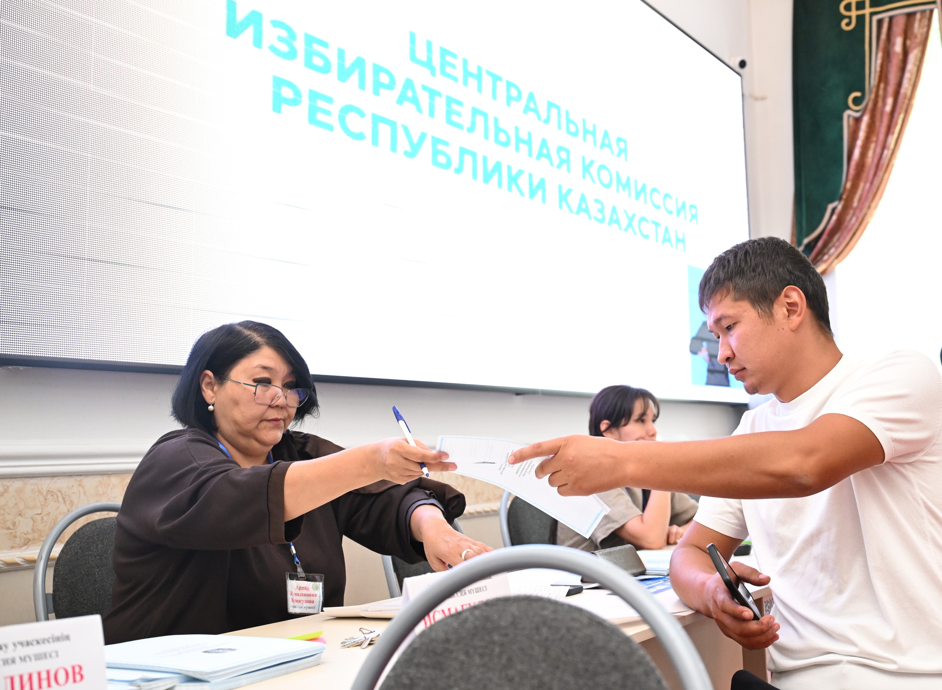 Азаматтардың сайлау учаскесіндегі дауыс беру процесі