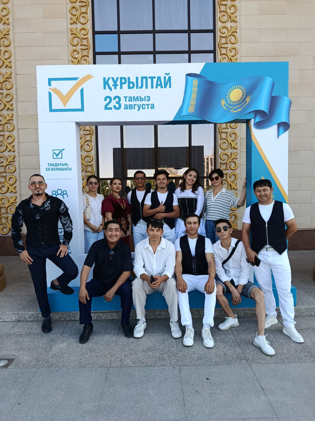 ЦИРК ӘРТІСТЕРІ САЙЛАУШЫЛАРДЫ ҚАРСЫ АЛДЫ