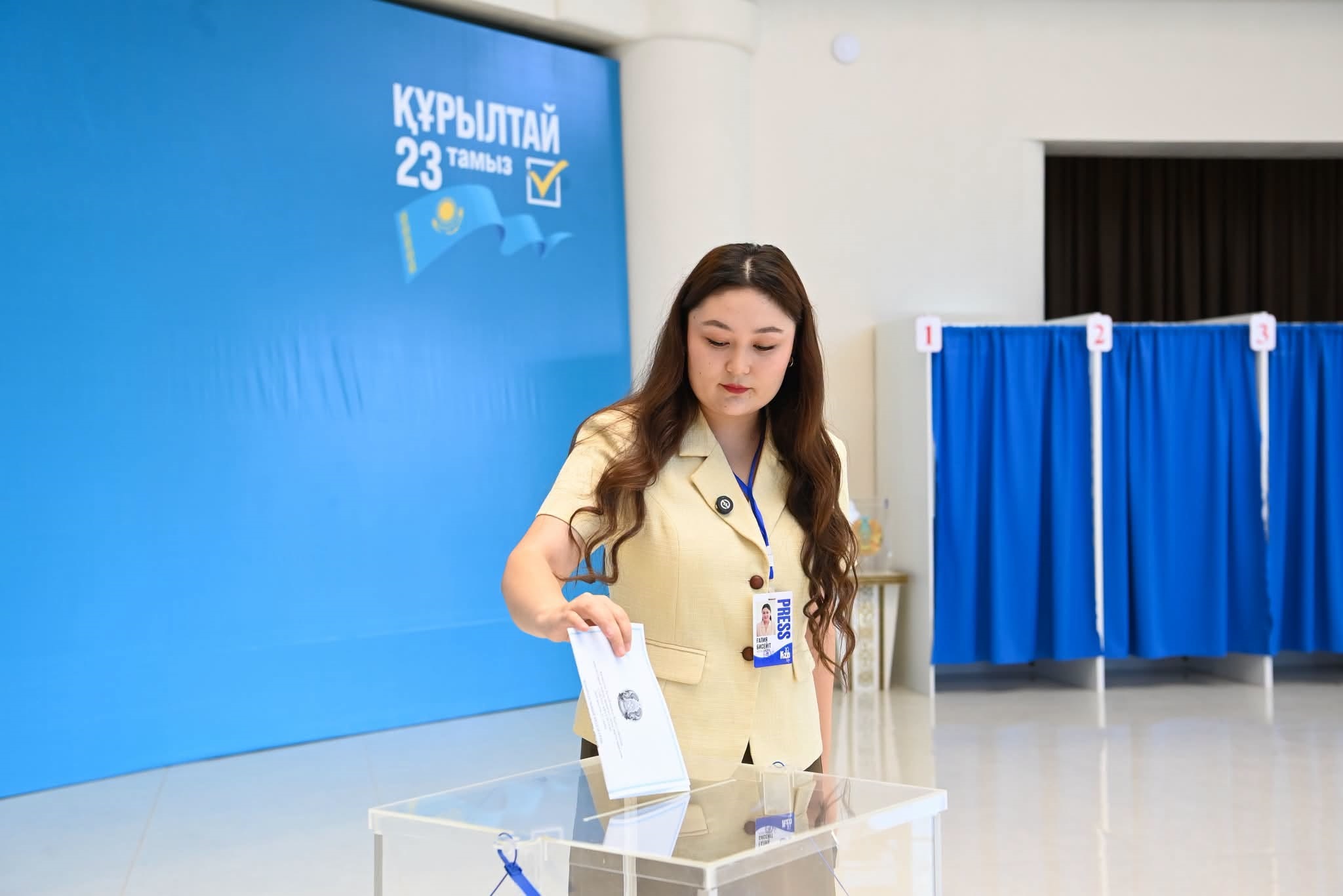 Құрылтай сайлауында дауыс беріп жатқан қыз.
