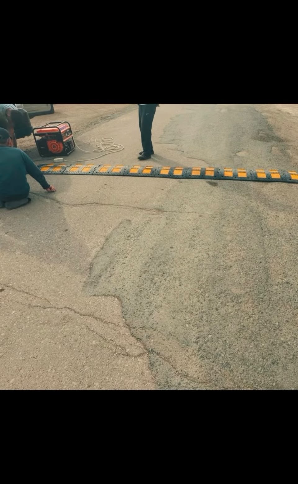 Ауылымыздың көшесіне автокөлік жолына жол қозғалысы қауіпсіздігін қамтамасыз ету және көлік жылдамдығын реттеу мақсатында жасанды жол кедкргілер орнатылды.