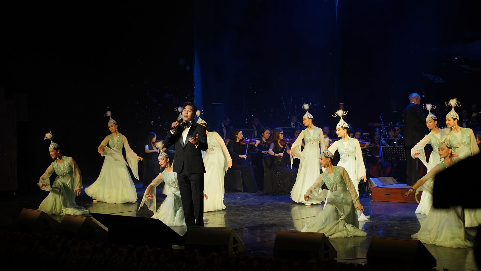 Вьетнамдағы Қазақстан мәдениеті күндері аясында екі елдің өнер шеберлері қатысқан гала-концерт өтті