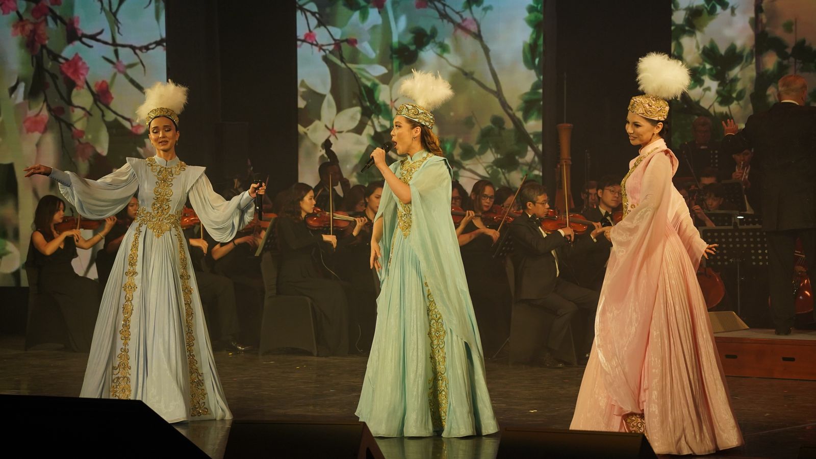 Вьетнамдағы Қазақстан мәдениеті күндері аясында екі елдің өнер шеберлері қатысқан гала-концерт өтті