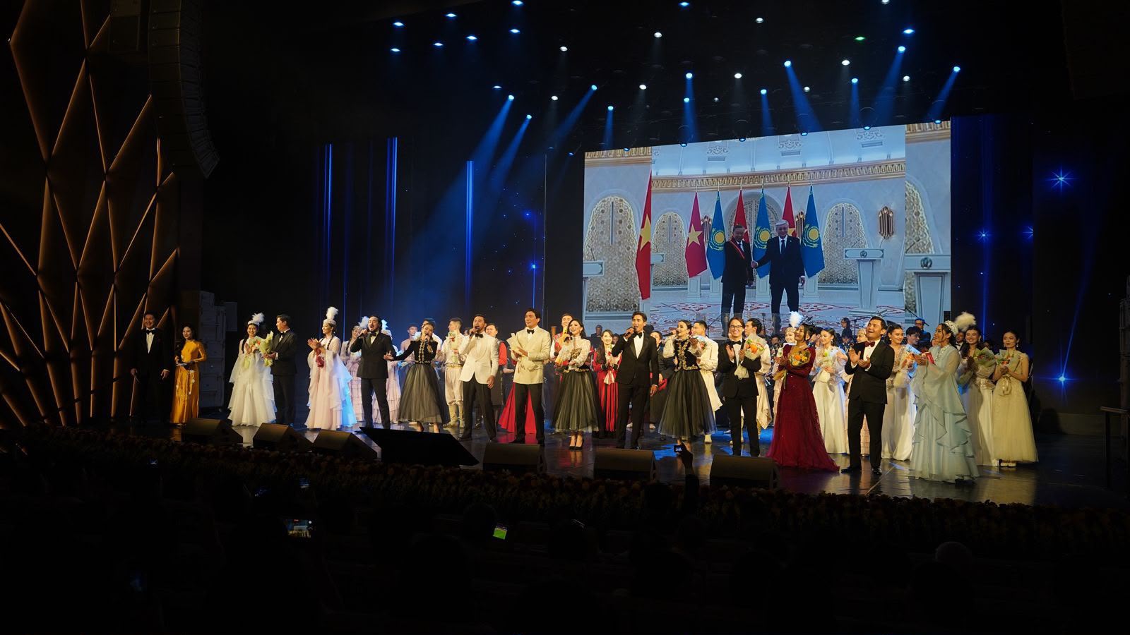 Вьетнамдағы Қазақстан мәдениеті күндері аясында екі елдің өнер шеберлері қатысқан гала-концерт өтті