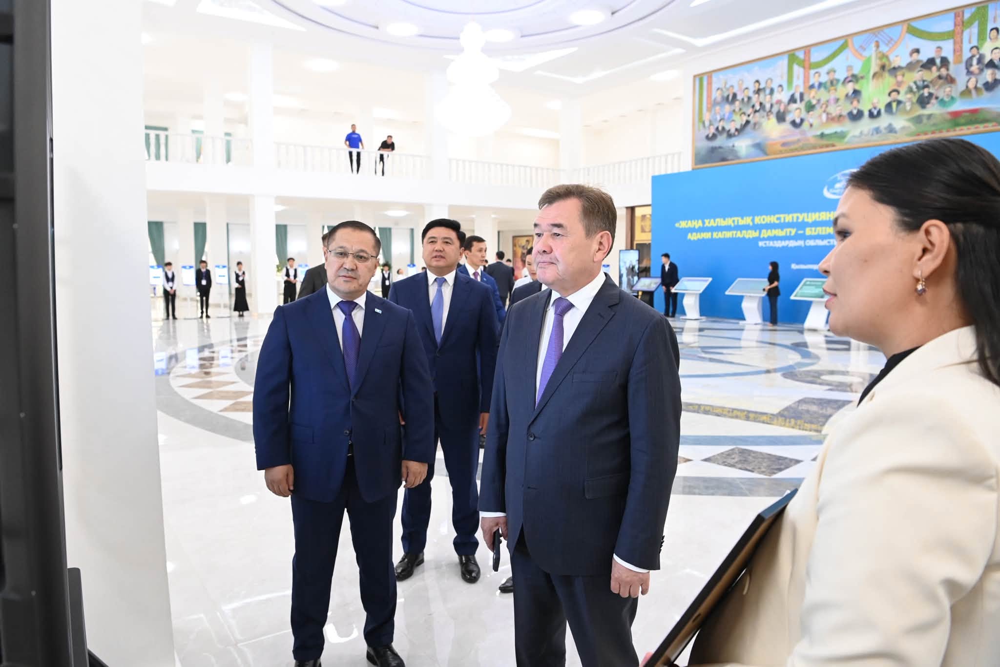 Костюм киген ер адамдардың топтық жиналысы және көрмеге салауат салуы.
