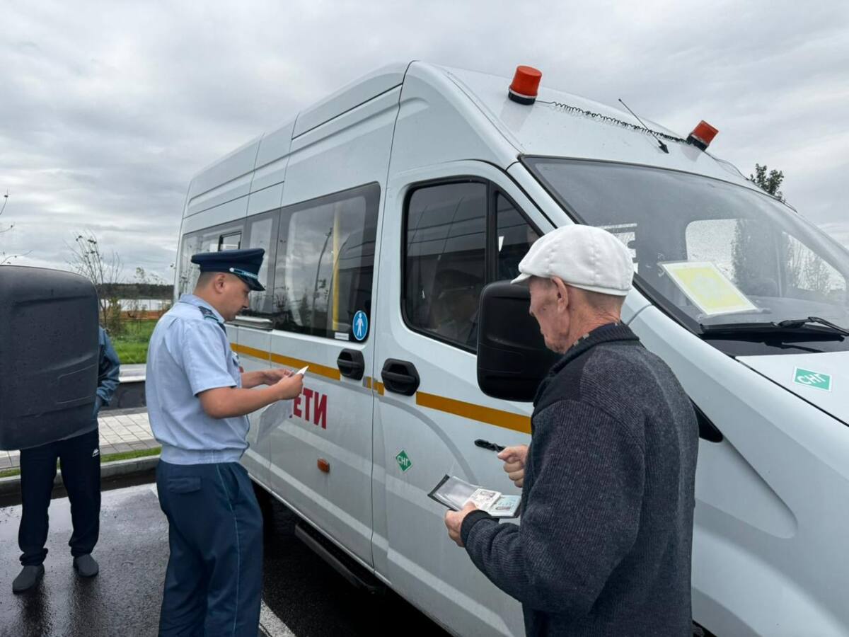 Полицейские проверяют школьные автобусы перед началом учебного года в СКО