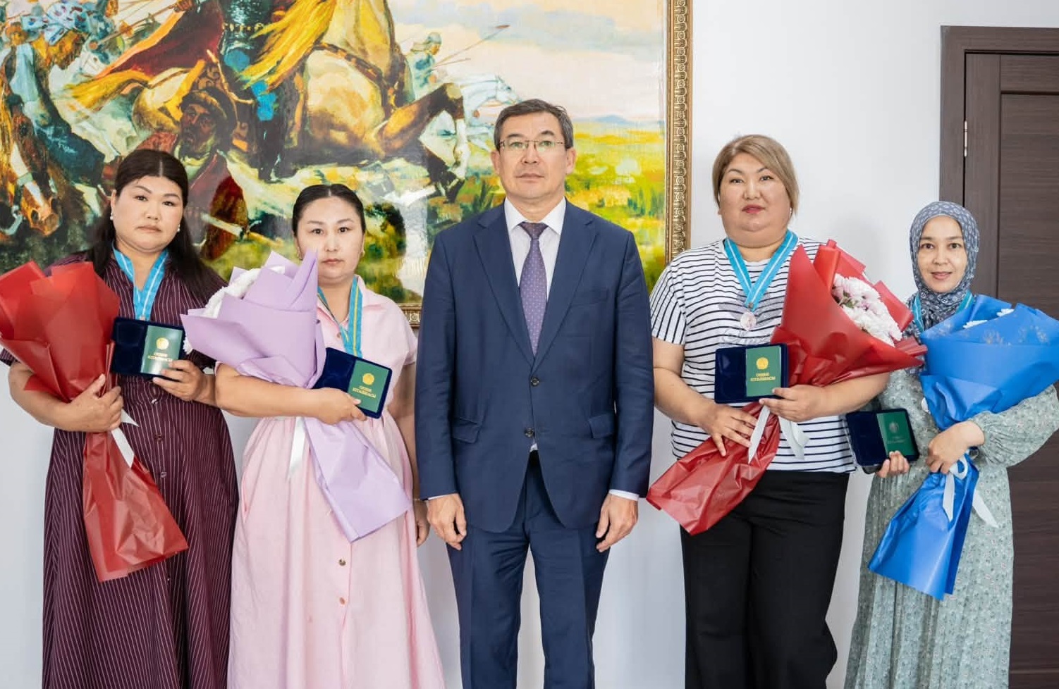 АЛТЫН ҚҰРСАҚТЫ АНАЛАРҒА ҚҰРМЕТ