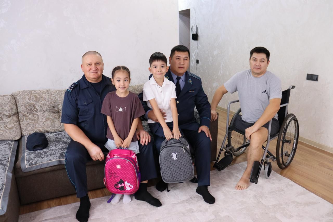Білім күні ерекше жылулықпен: ШҚО полицейлері әріптесінің шаңырағына барып қайтты