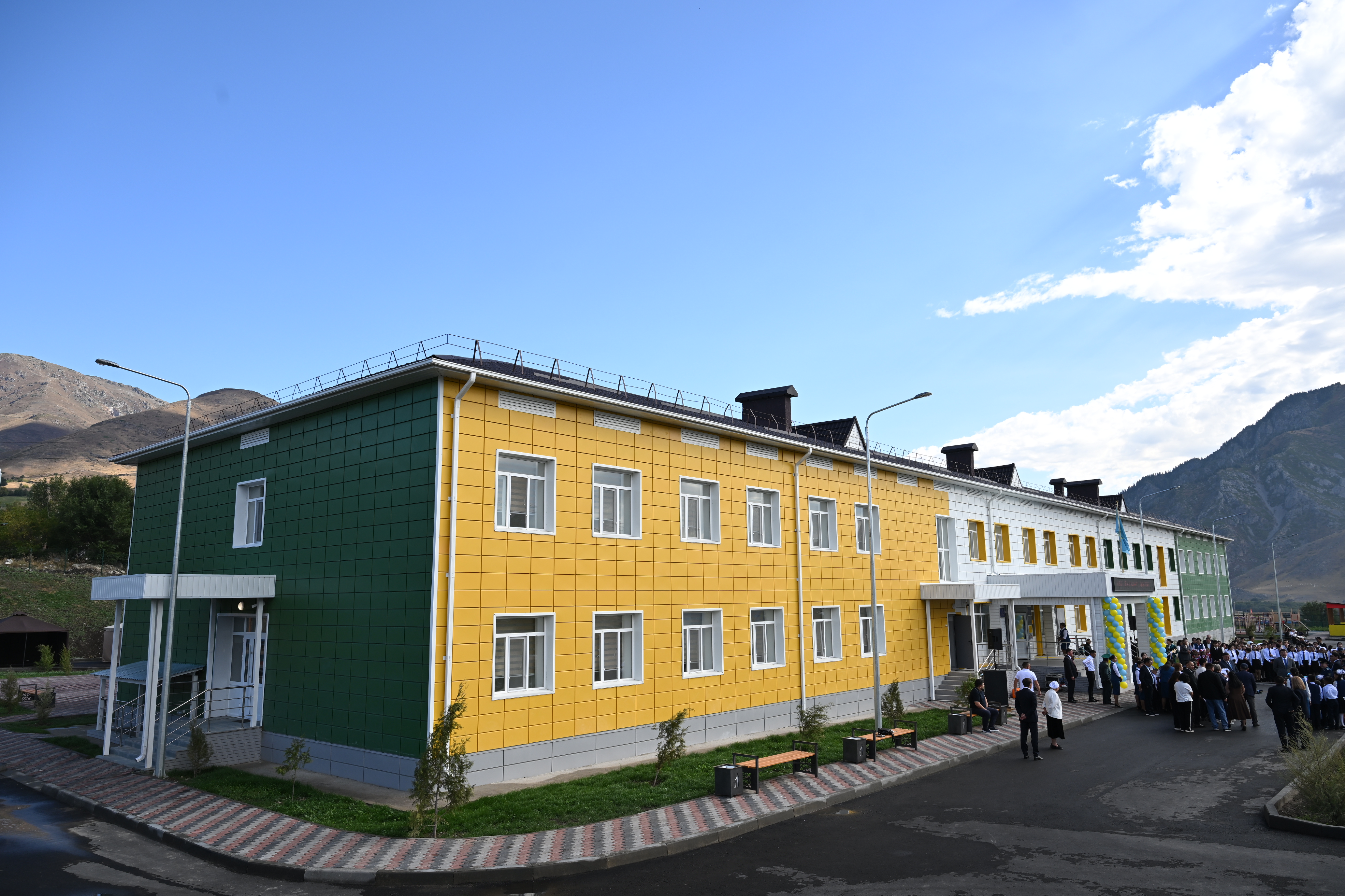 Жаңа заманауи мектептің ғимараты
