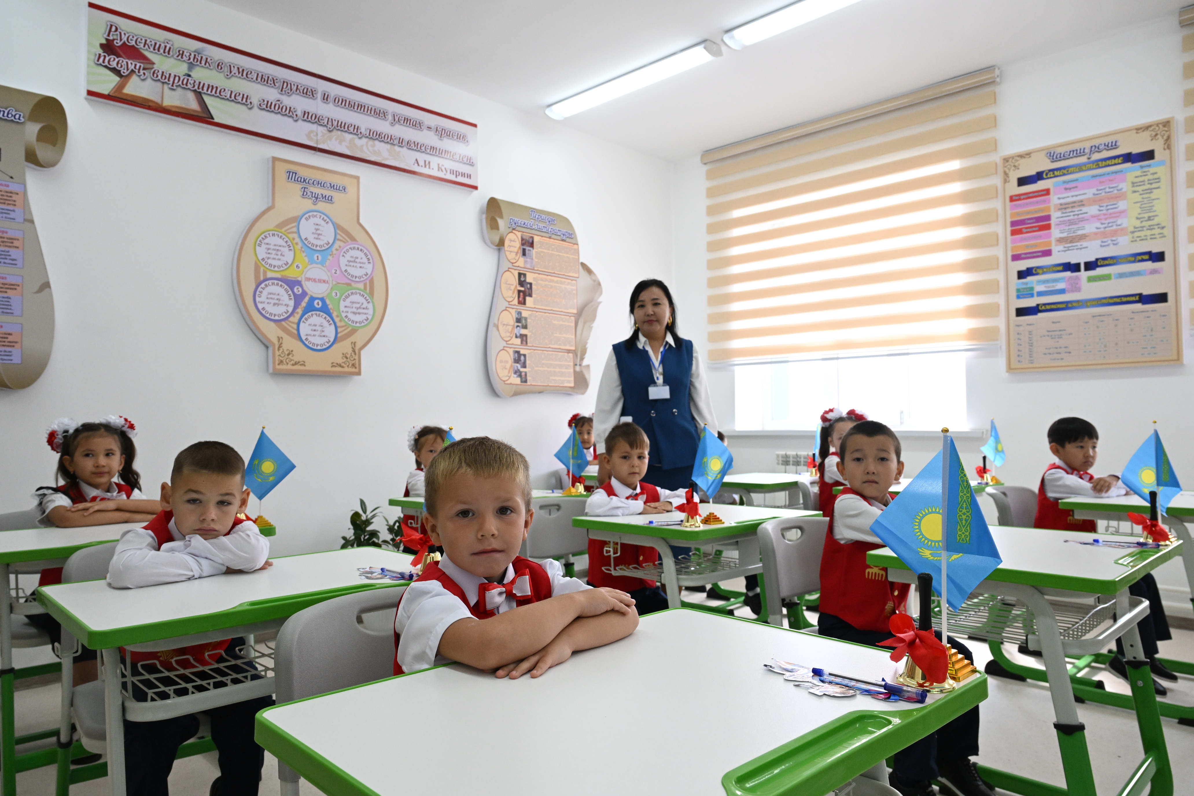 Балалар мектеп партасында отыр