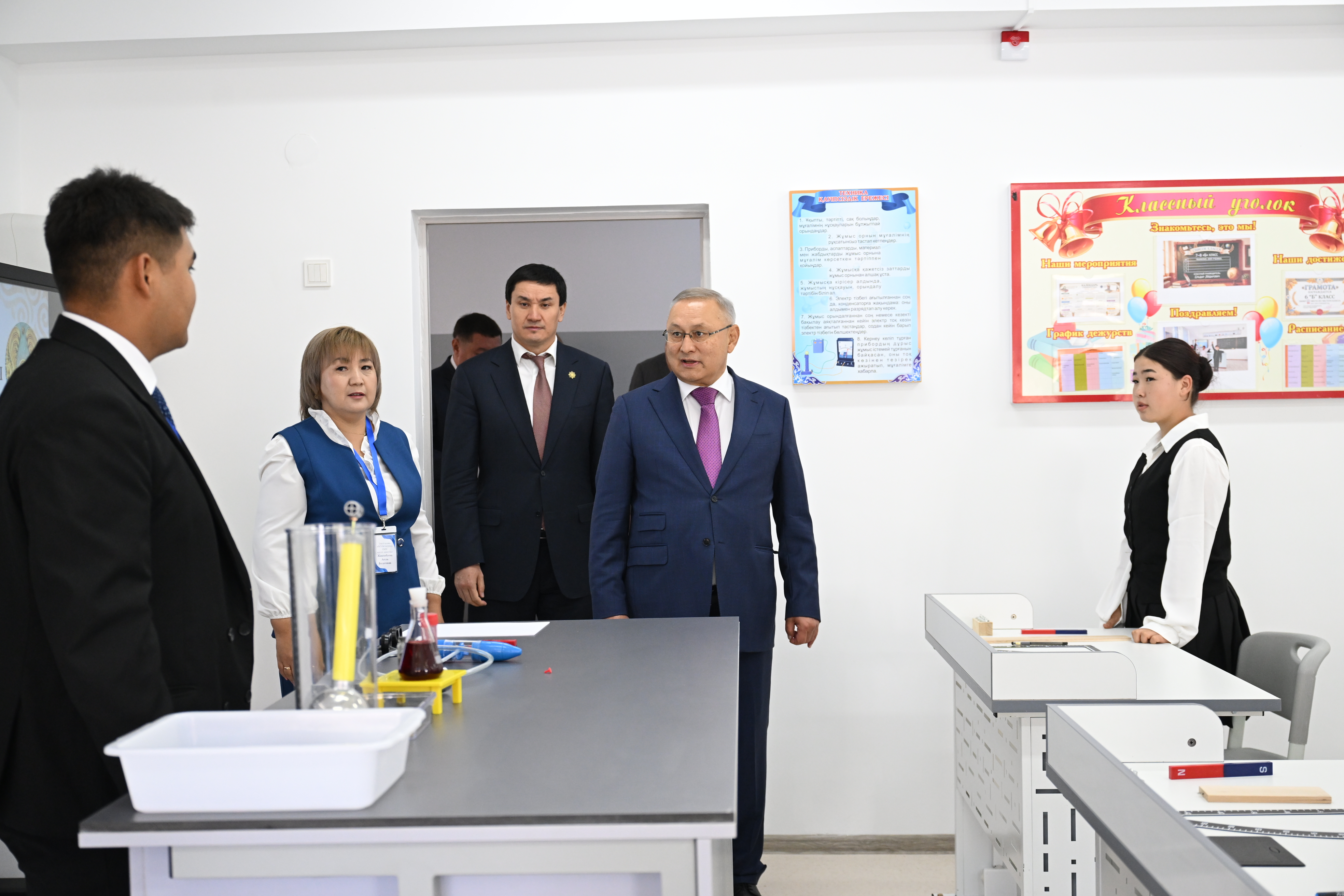 Бейбіт Исабаев жаңа мектептің пән кабинеттерін аралауда