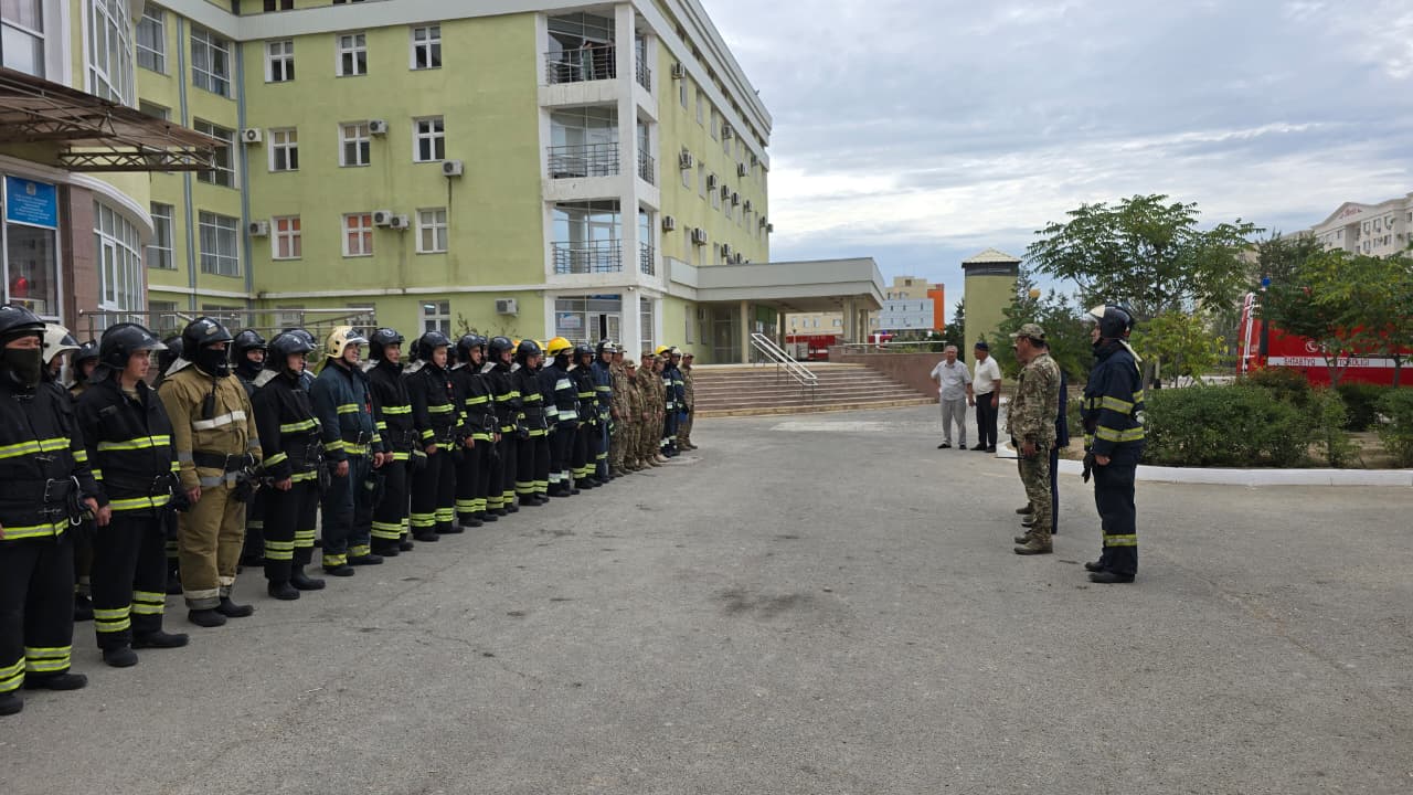 Өрт сөндірушілер  ғимарат алдындағы жиналысы.