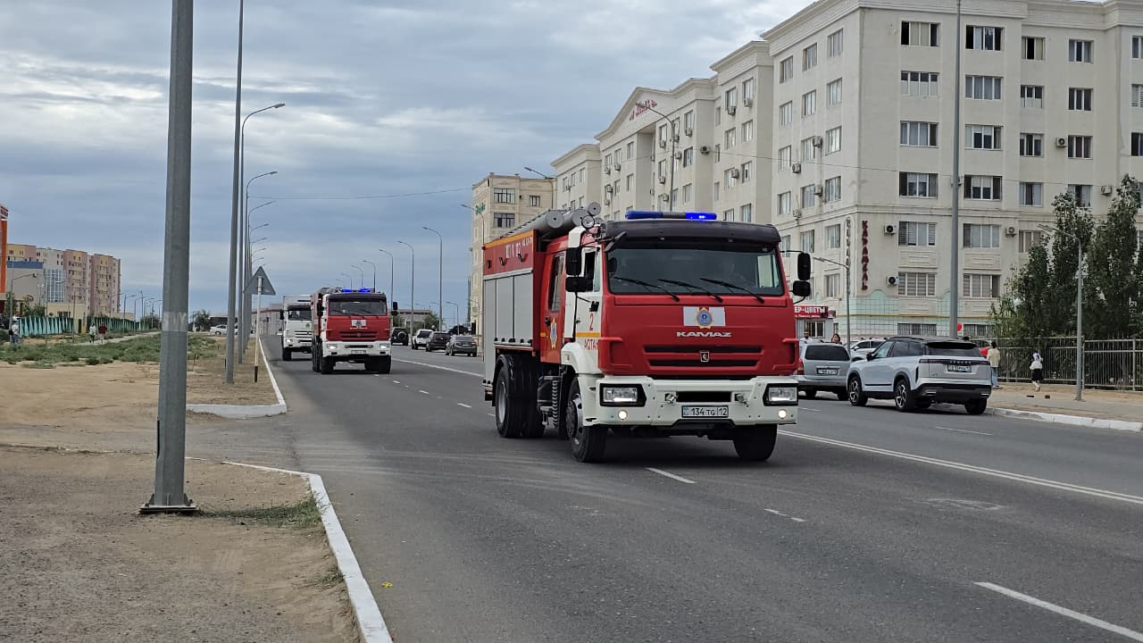 Қала көшесіндегі өрт сөндіру көліктерінің колоннасы.