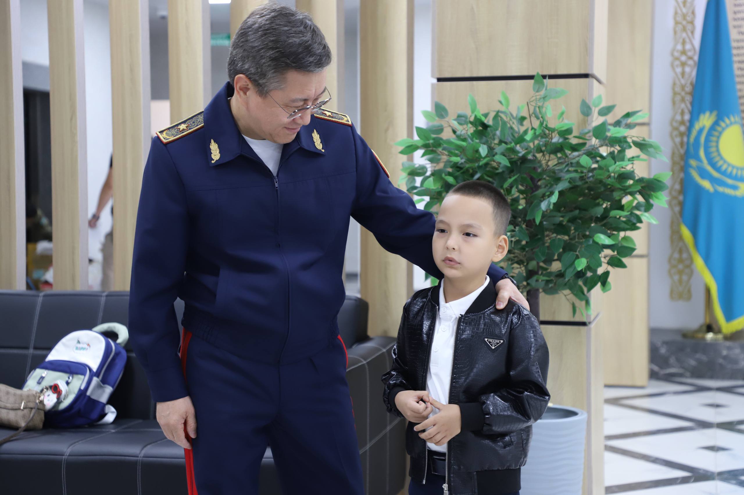 Өңірдің бас полицейі қызметтік міндетін атқару кезінде қаза тапқан полицейдің ұлын алғашқы қоңыраумен құттықтады