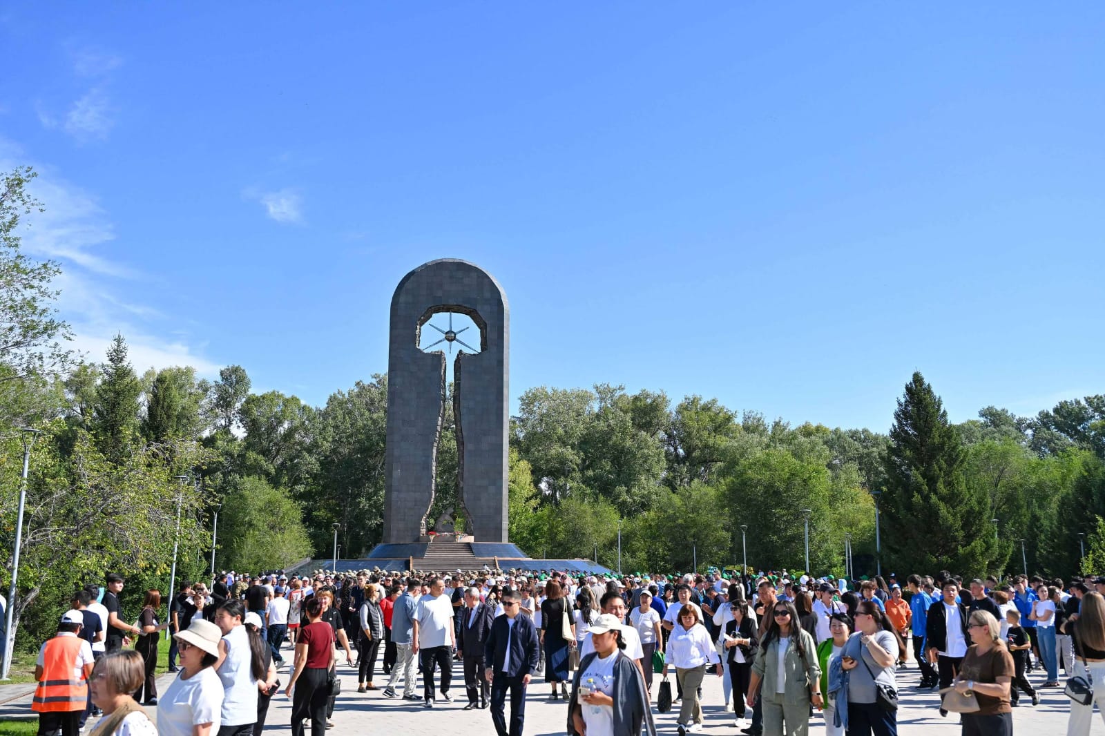 қала халқы Өлімнен де күшті монументінің жанында