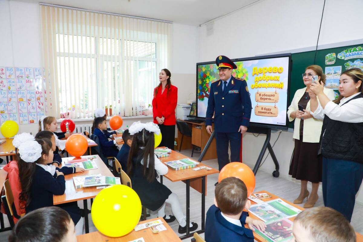 В День знаний начальник ДП Астаны поздравил школьников с началом учебного года