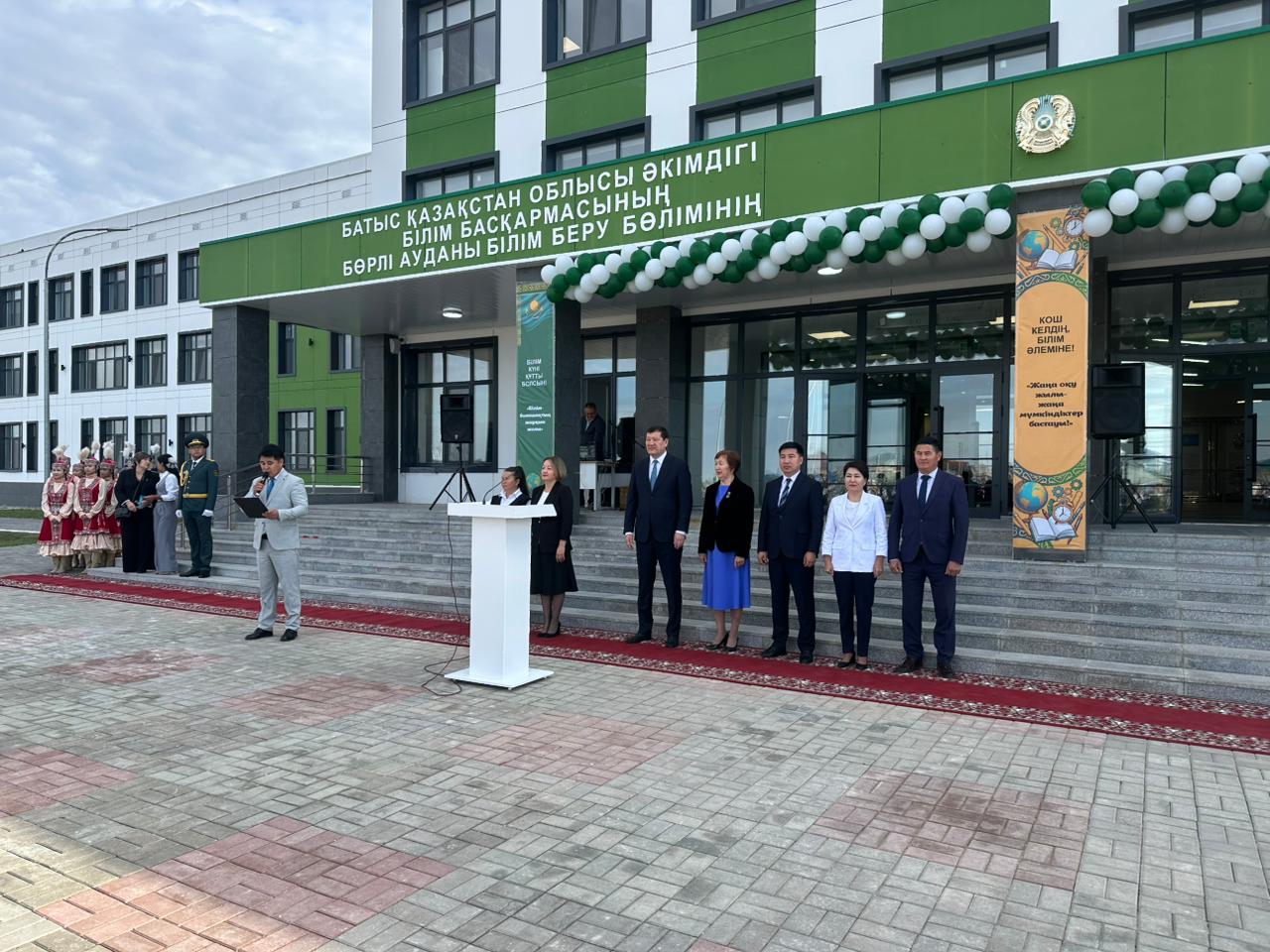 БӨРЛІ АУДАНЫНДА ЖАҢА МЕКТЕПТІҢ САЛТАНАТТЫ АШЫЛУЫ ӨТТІ