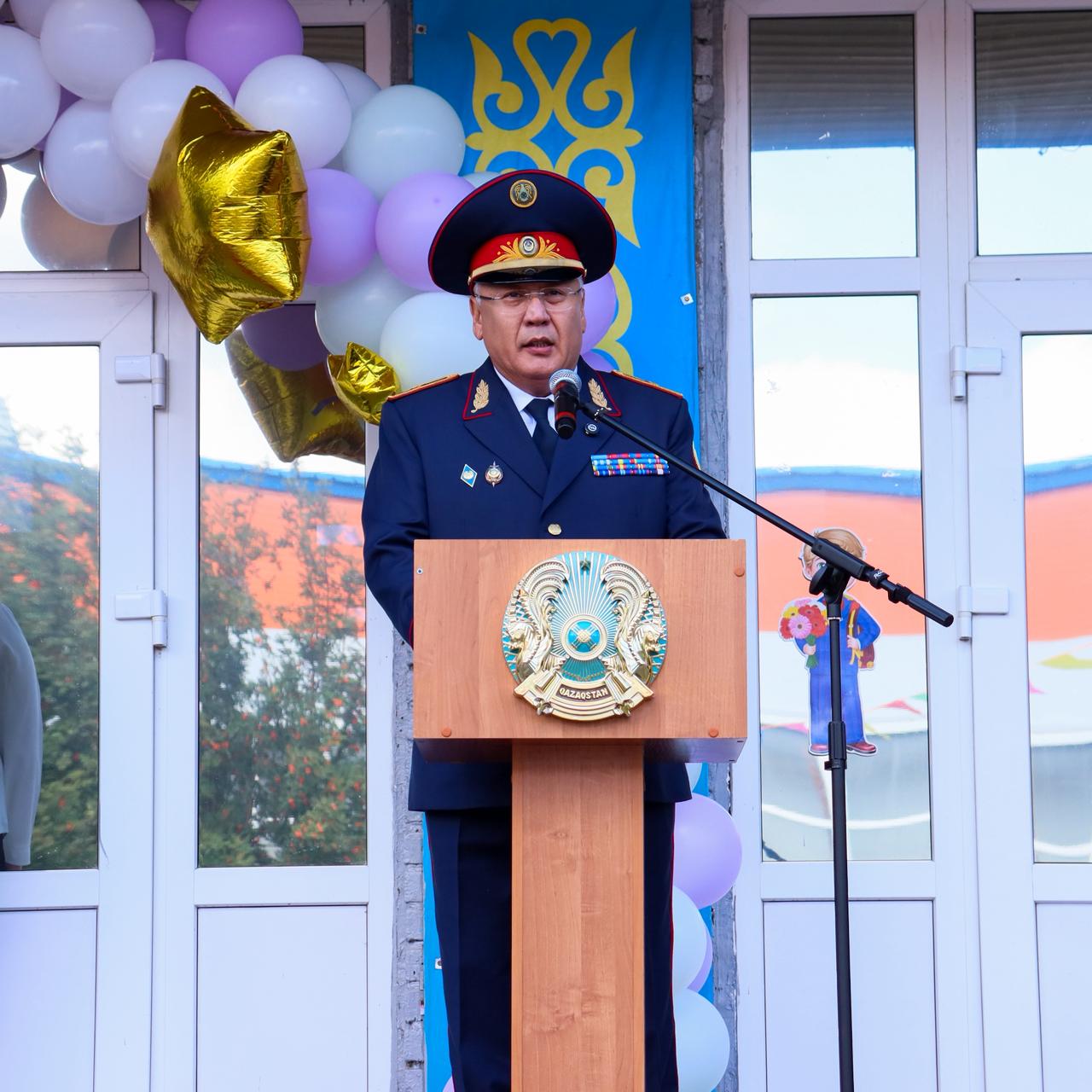 День знаний с полицией: в школах ВКО прошли уроки правопорядка