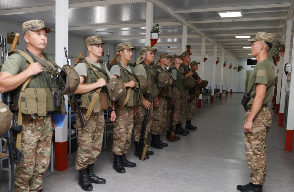 Әскери формадағы сарбаздардың сыныпта тізіліп тұрған сәті.