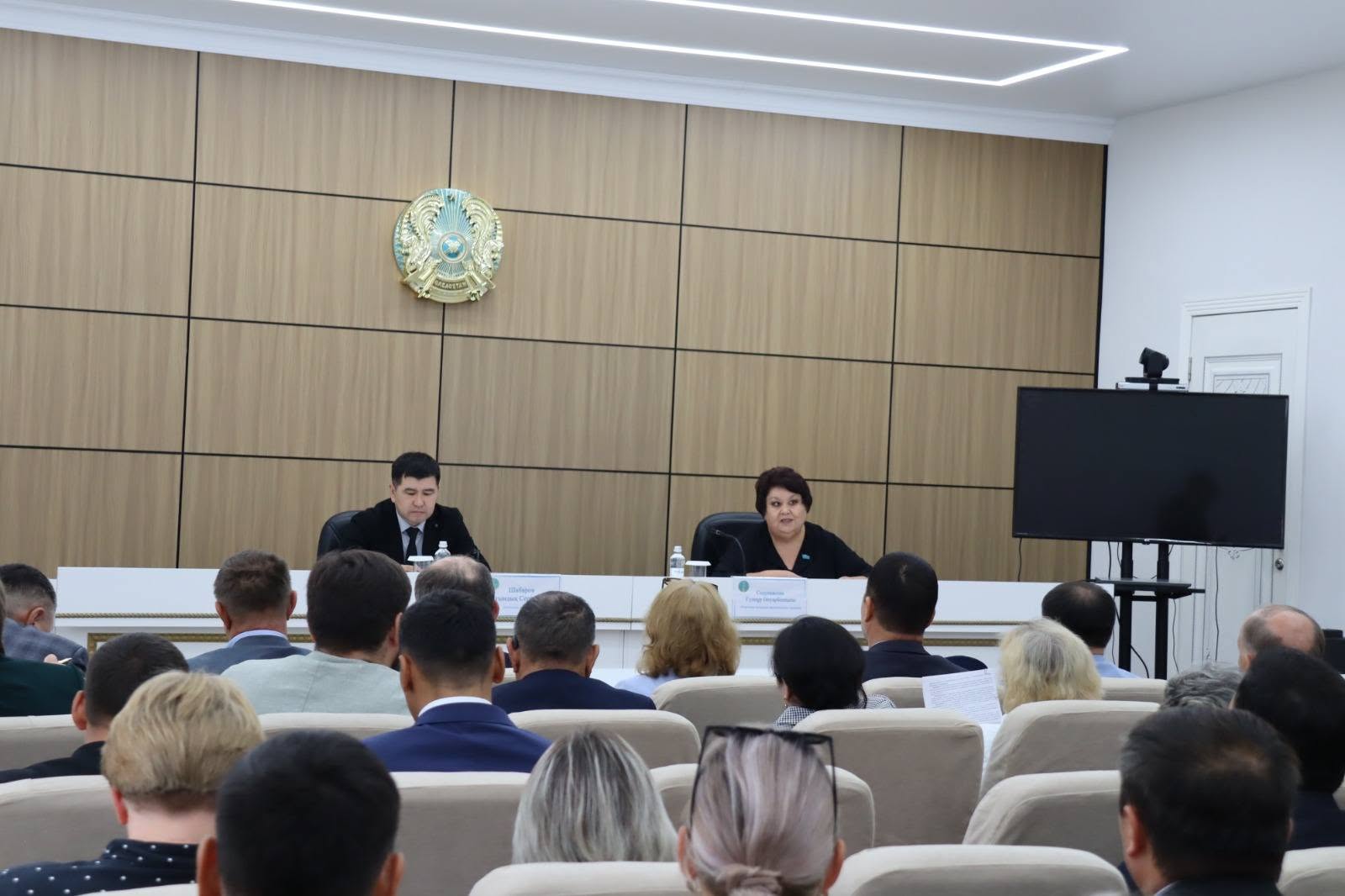 Құқықтық тәртіп және қосымша білім беру мәселелері тұрақты комиссияның отырысында қаралды