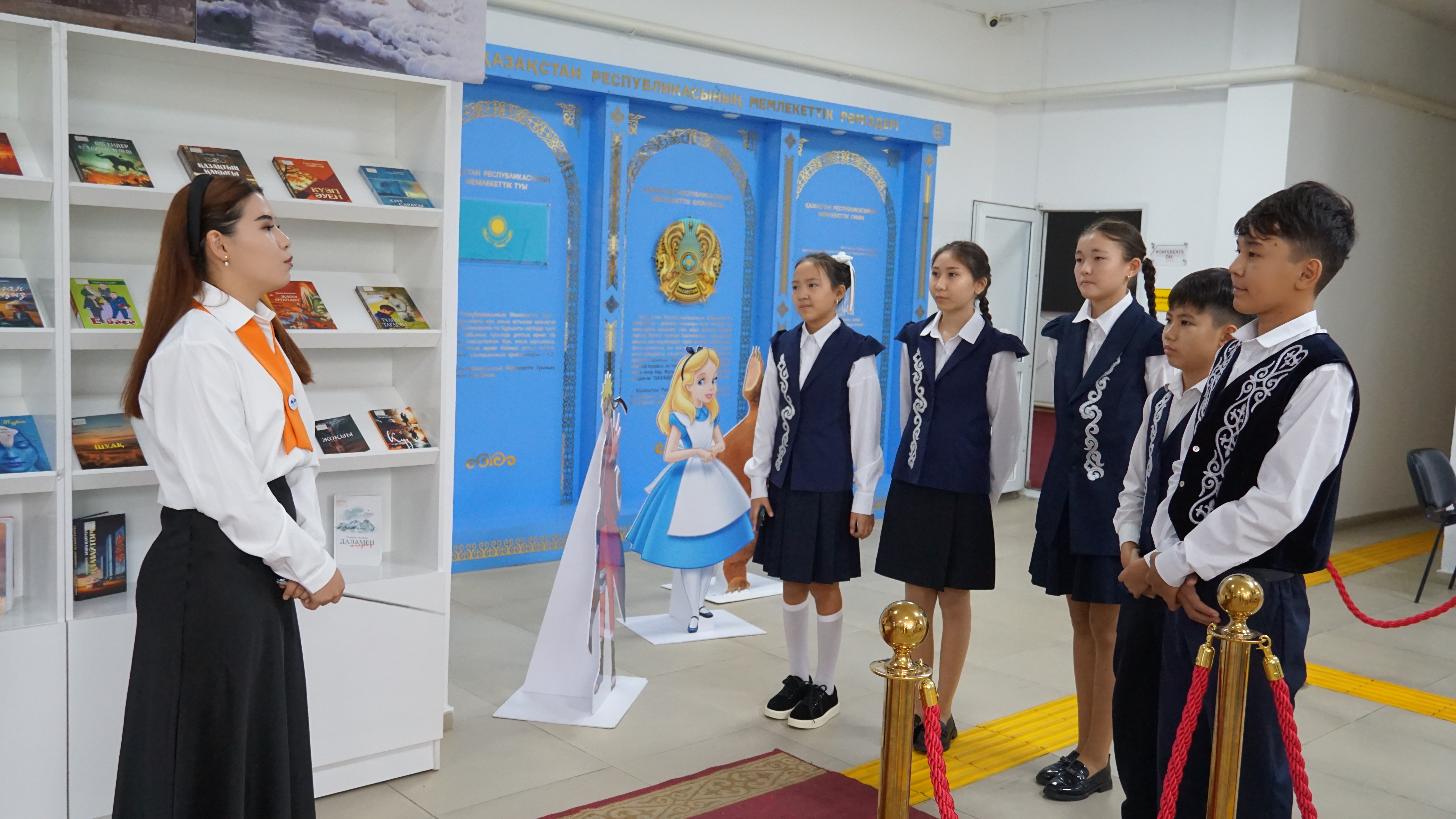 Кітапханада кітапханашының оқушыларға сабақ өткізіп жатқан сәті.