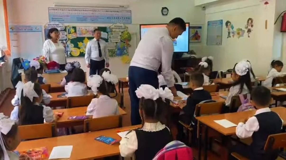 В честь Дня знаний сотрудники полиции провели профилактическую встречу со школьниками.