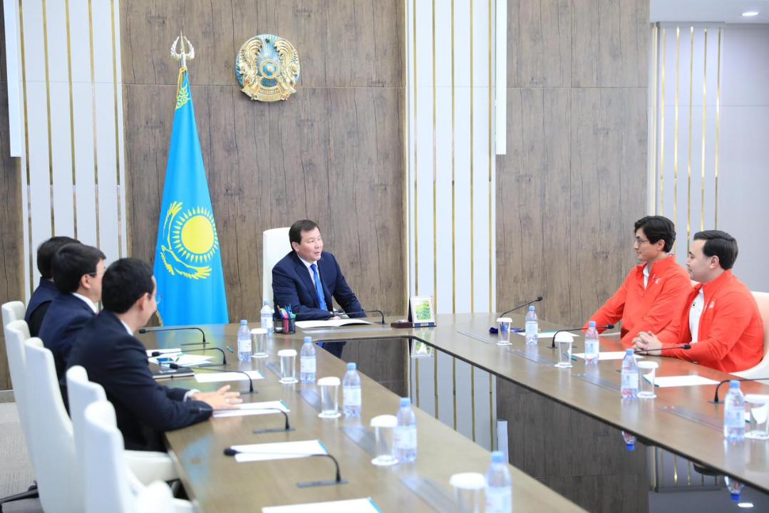Қазақстан Республикасының Туы мен Елтаңбасы бар кеңседе өткен ресми кездесу.