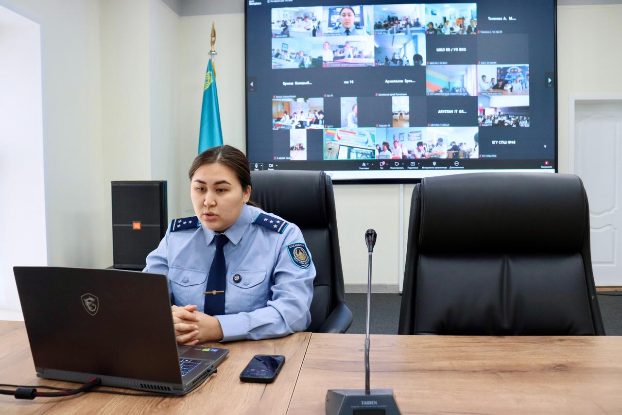 Что скрывается за «лёгкими деньгами»: полиция ВКО поговорила со школьниками о дропперстве