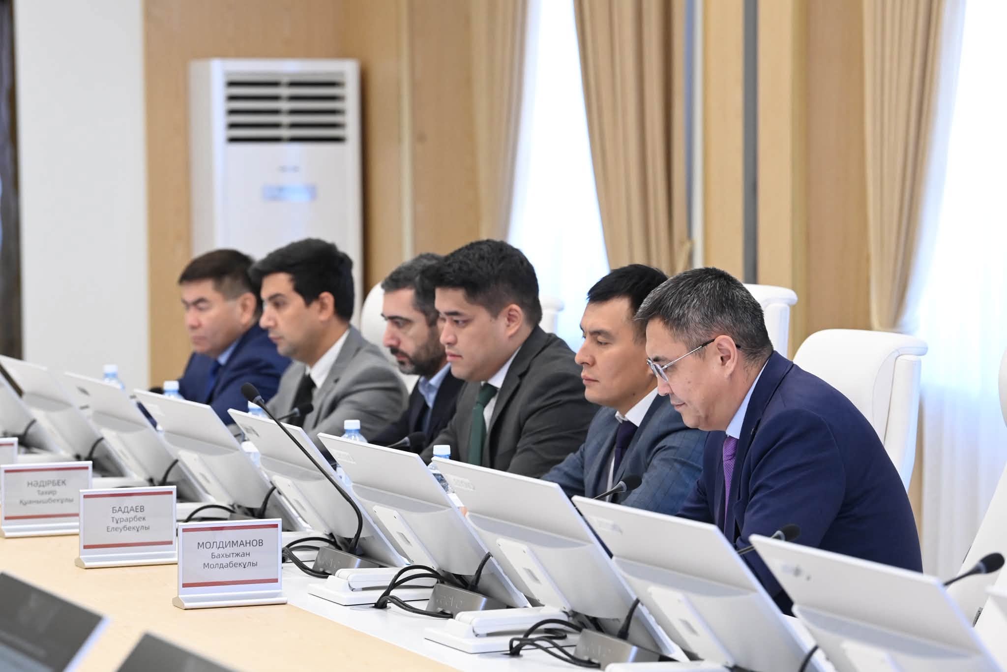 Костюм киген ер адамдардың жиналыс үстіндегі суреті.