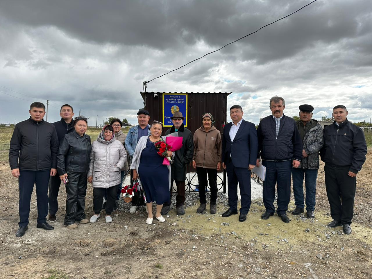 Во исполнение поручения акима Костанайской области сегодня в селе Косколь запущен дополнительный пункт раздачи питьевой воды.