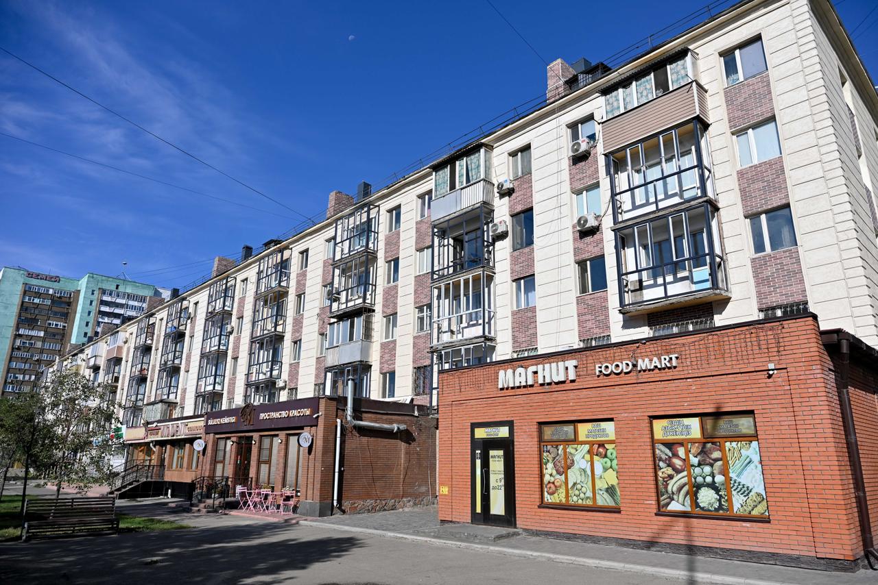 Көпқабатты тұрғын үйдің бірінші қабатындағы «Machut Food Mart» дүкені мен басқа коммерциялық нысандар.