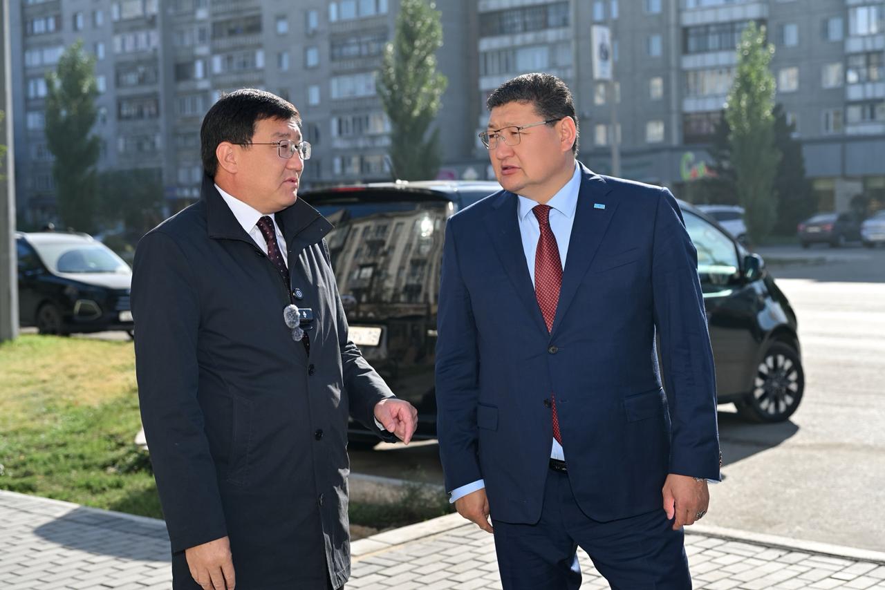 Қожанбаев Әділет және  Берік Уәли көшеде сөйлесіп тұр