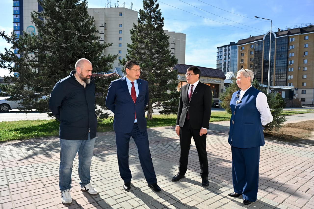 Көшедегі плиткалы алаңда тұрған төрт ер адамның сөйлесуі.
