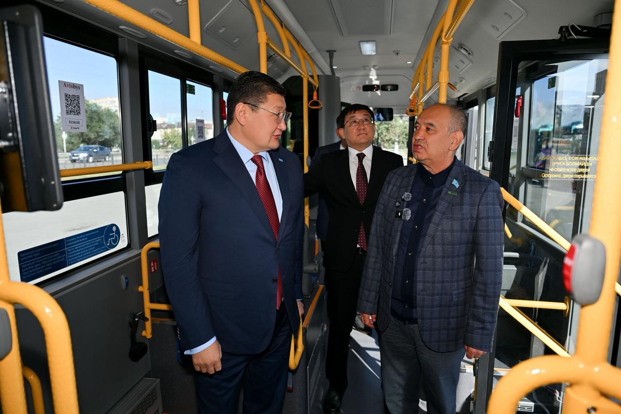 Автобус ішіндегі костюм киген үш ер адамның әңгімелесуі.