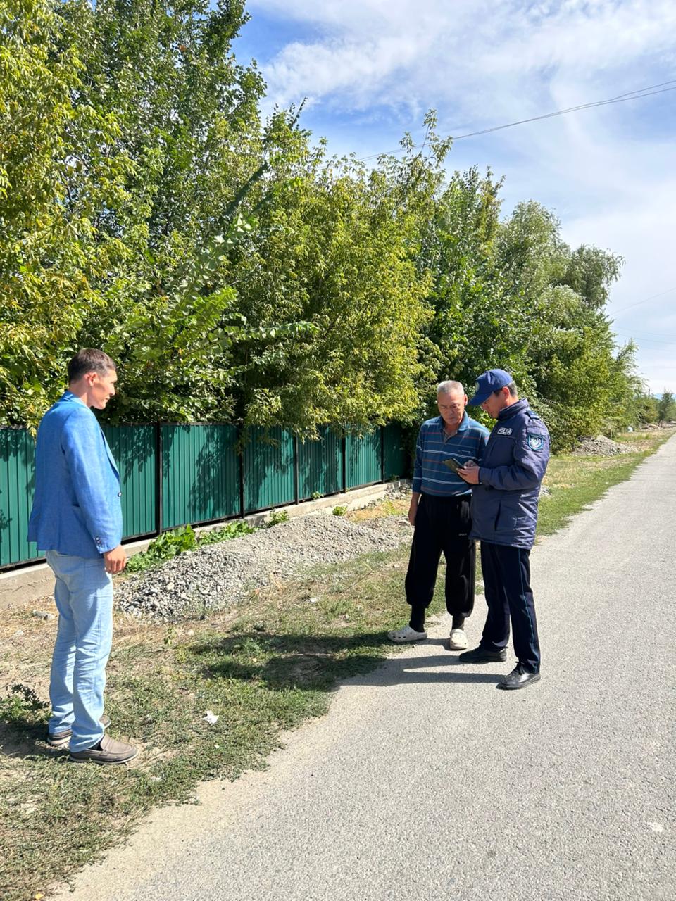 В Карабогетском сельском районе в рамках экологической кампании «Чистый Казахстан» были проведены инспекции дворов в селе с участием районного акима и сотрудников полиции.