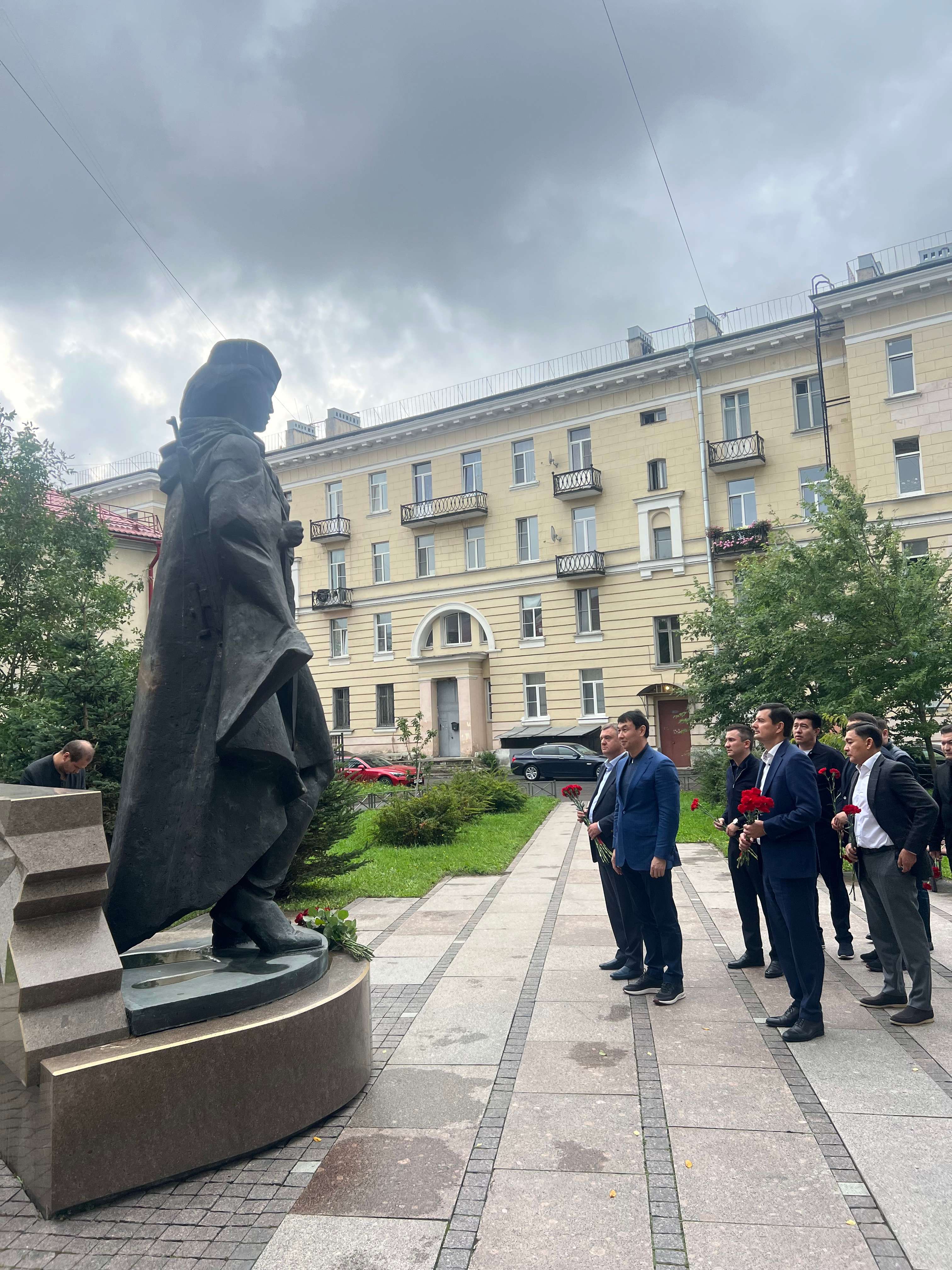 Санкт‑Петербургте Кеңес Одағының Батыры Әлия Молдағұлованың рухына құрмет көрсетілді