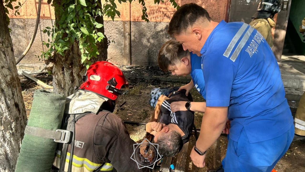 В Таразе при пожаре спасён мужчина и эвакуировано 23 человека