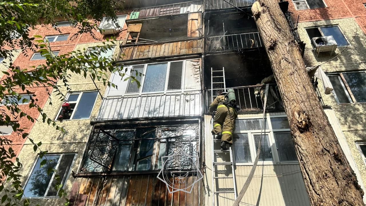 Өрт сөндірушілердің көпқабатты үйдің жанып кеткен пәтерлеріне саты арқылы көтеріліп, құтқару жұмыстарын жүргізуі.