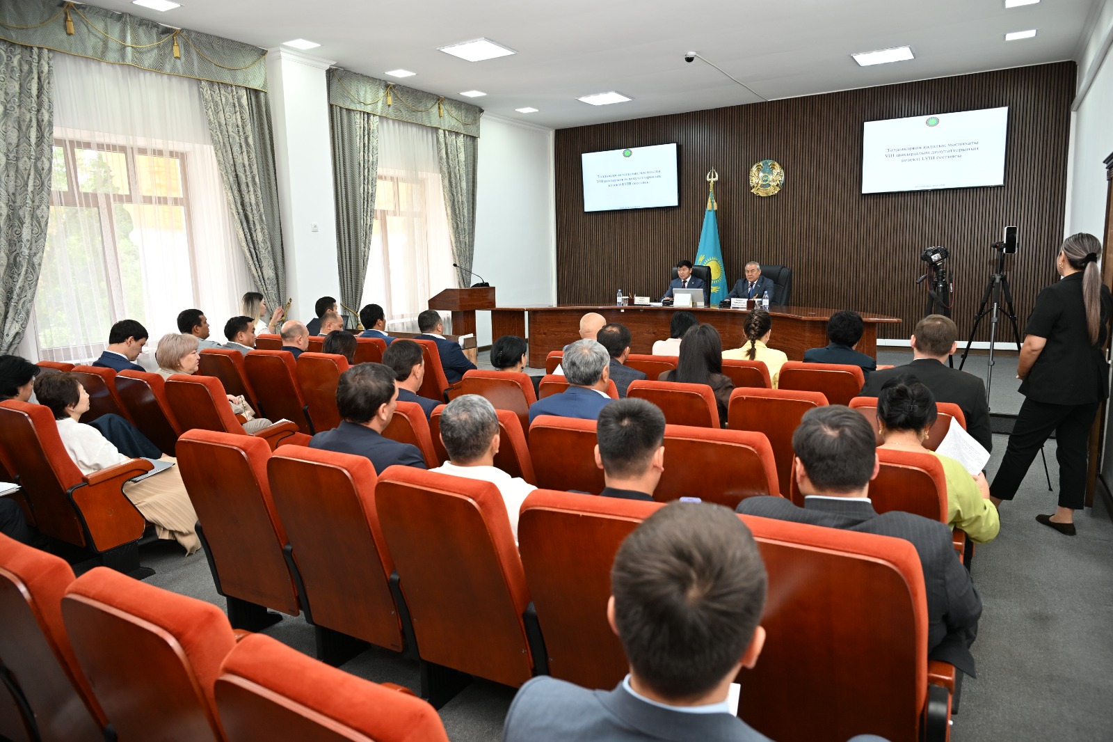 Конференция залындағы жиналыс: спикерлер мен тыңдаушылар.