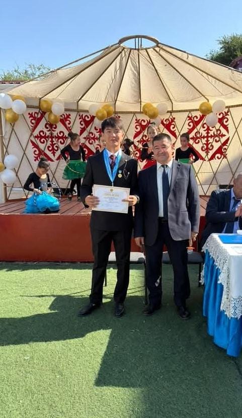 мектеп директоры С.Айтбаев жеңімпаз оқушымен