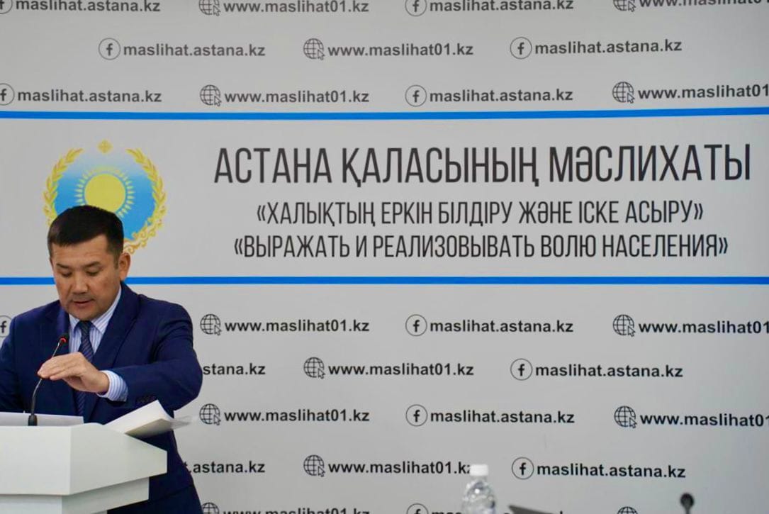 Астана қаласының мәслихаты алдында сөйлеп тұрған ер адам.
