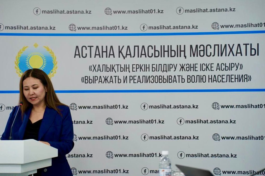 Астана қаласының мәслихаты алдында сөйлеп тұрған әйел.