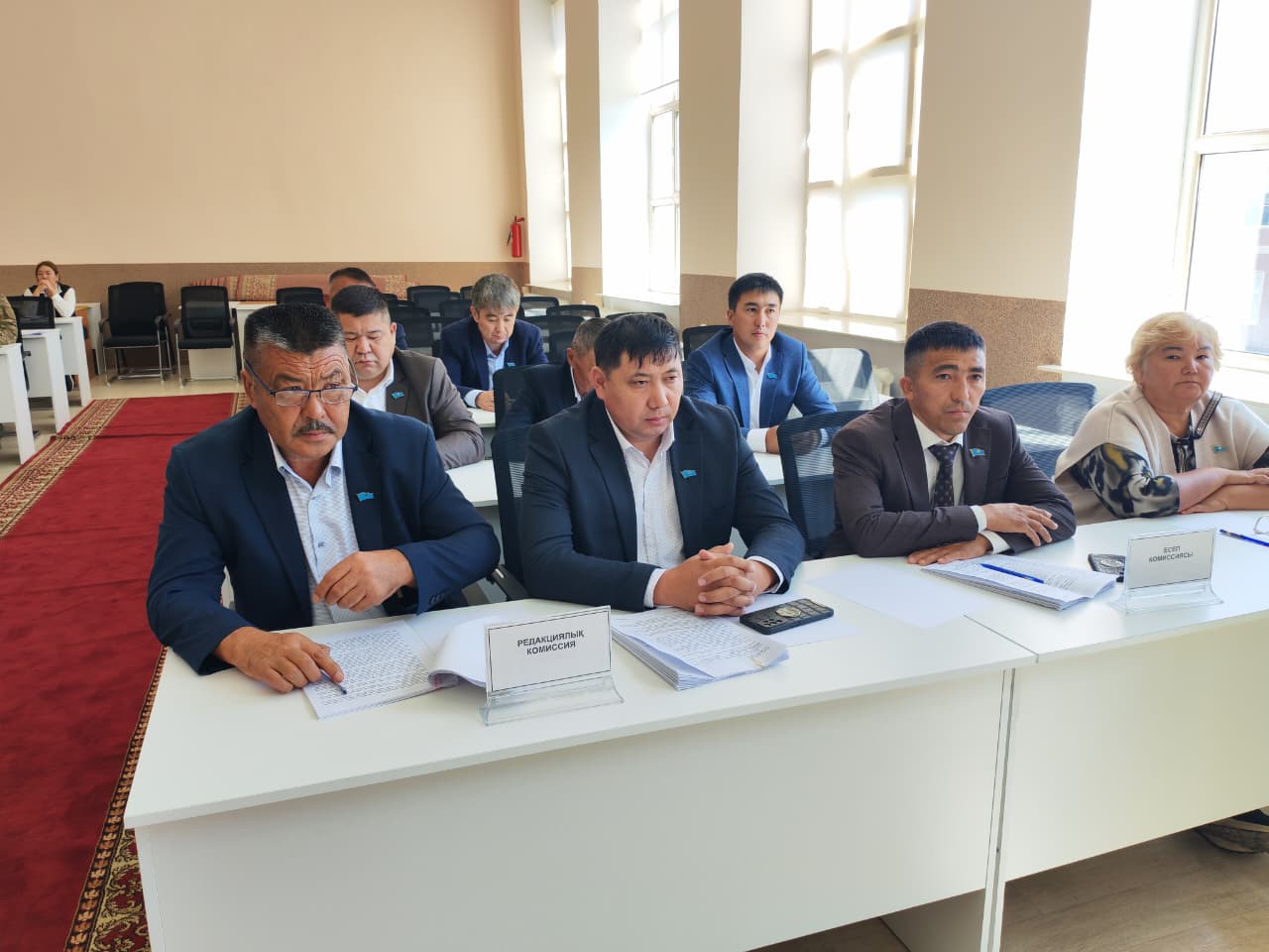 Жиналыс үстелінде отырған депутаттардан құрылған  комиссия мүшелері.