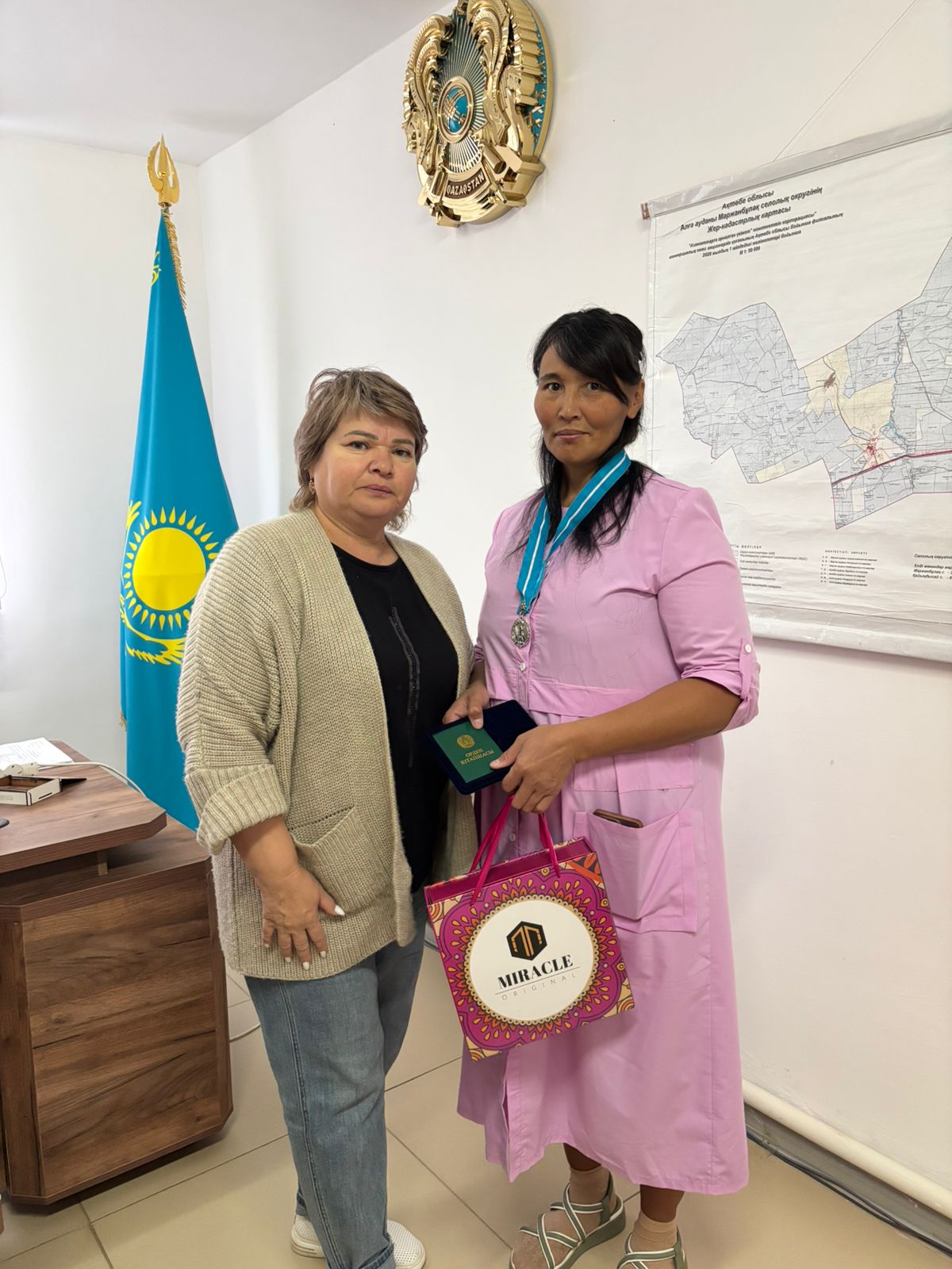 Маржанбұлақ ауылдық округінің тұрғындары көпбалалы аналарға "Күміс алқа" төсбелгісі салтанатты түрде табысталды.