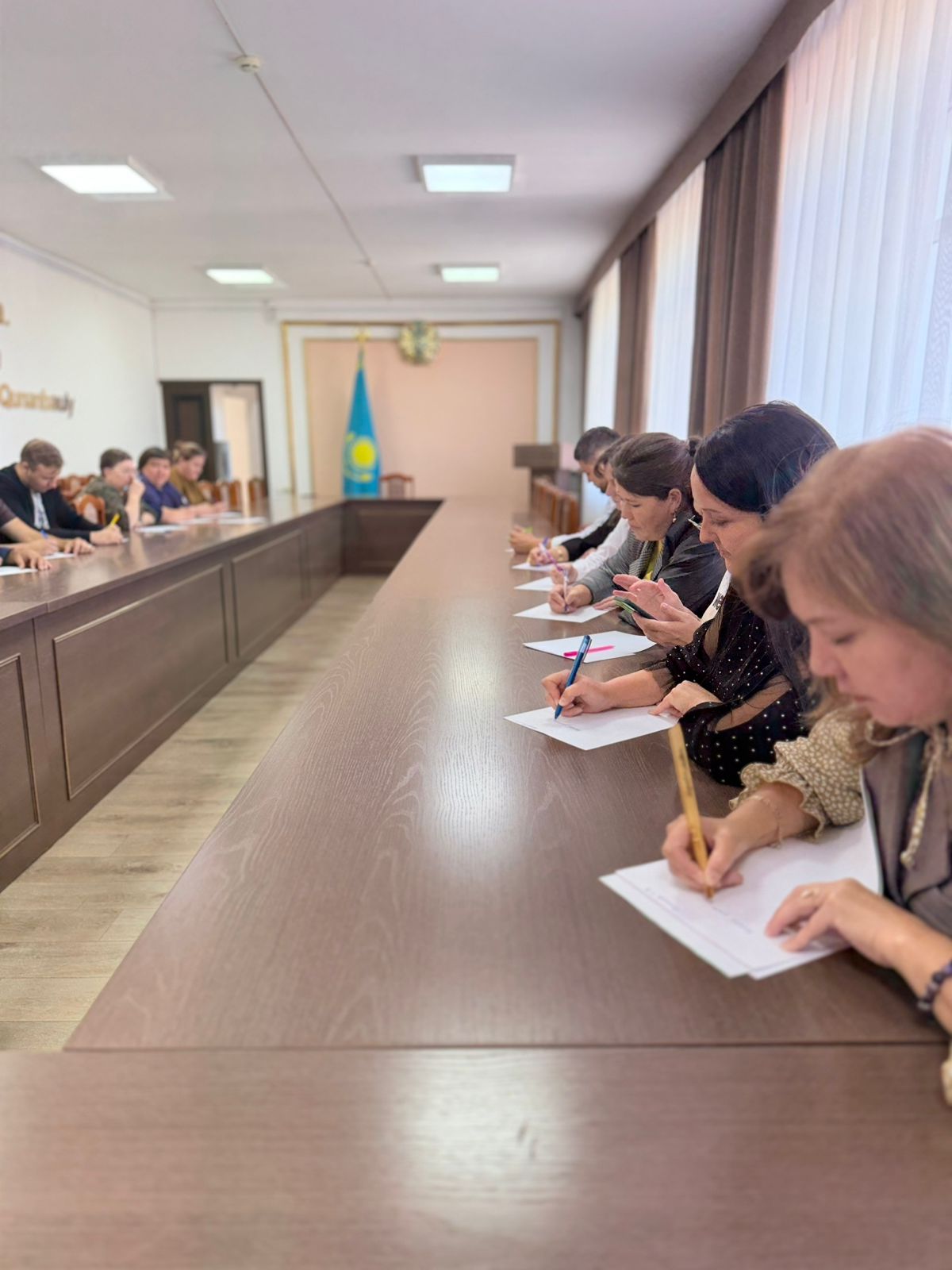 бөлім қызметкерлері диктант жазады